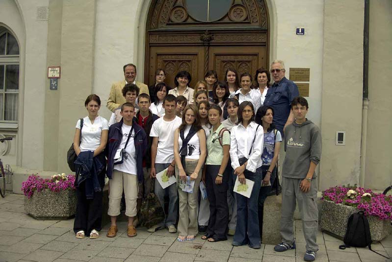 05019rathaustuer-grupe.jpg  (689,9 kB)