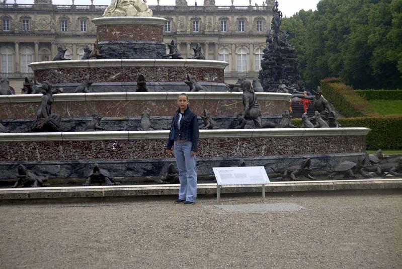 06037schloss+brunnen.jpg  (764 kB)