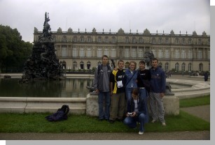 06038schloss+brunnen.jpg  (136 kB)